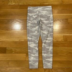 Athleta women’s gray camouflage Elation 7/8 tight leggings size small .